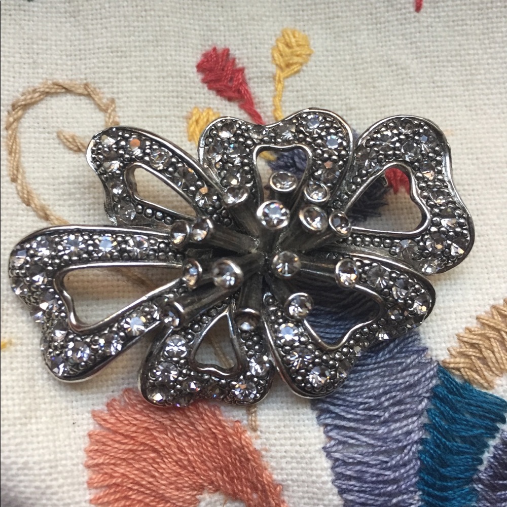 ⭐️Sparkle broach.⭐️